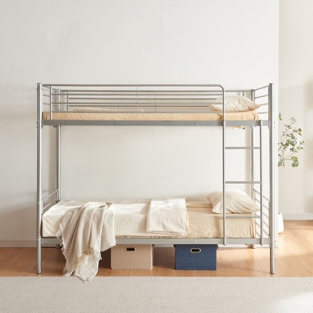 Patrová postel z kovu Soppsar se 2 matracemi 200x90 cm stříbrná [en.casa]
