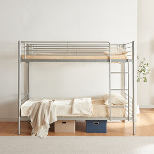 Patrová postel z kovu Soppsar se 2 matracemi 200x90 cm stříbrná [en.casa]