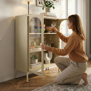 Vitrínková komoda Klippestad ocel 95x80x35 cm velbloudí barva [en.casa]