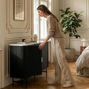 Sideboard Olvehok 110x40x77 cm Černá/mramorový vzhled, bílá [en.casa]