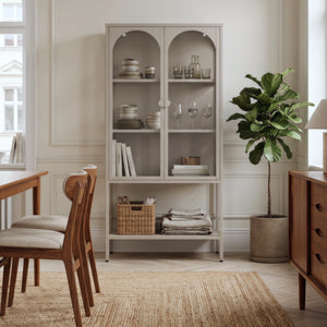 Vitrínová skříň Klippestad ocel 160x80x35 cm velbloudí barva [en.casa]