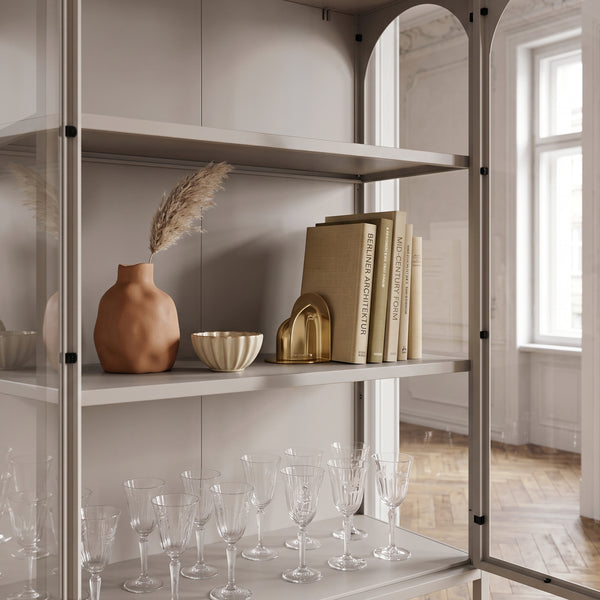 Vitrínová skříň Klippestad ocel 160x80x35 cm velbloudí barva [en.casa]