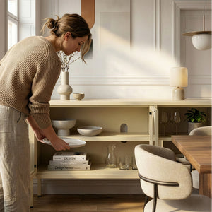 Vitrínkový sideboard Klippestad ocel 118x35x55 cm velbloudí barva [en.casa]